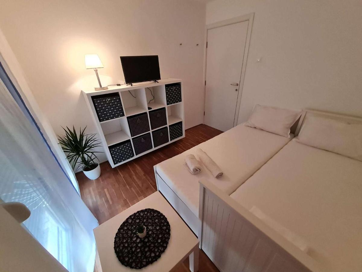 Apartmani Lovre I Zara Exterior foto