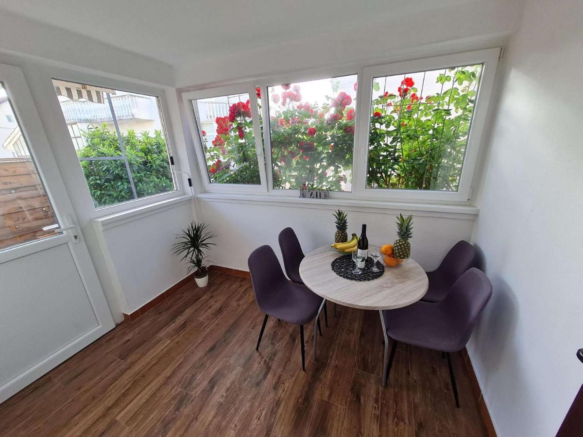 Apartmani Lovre I Zara Exterior foto