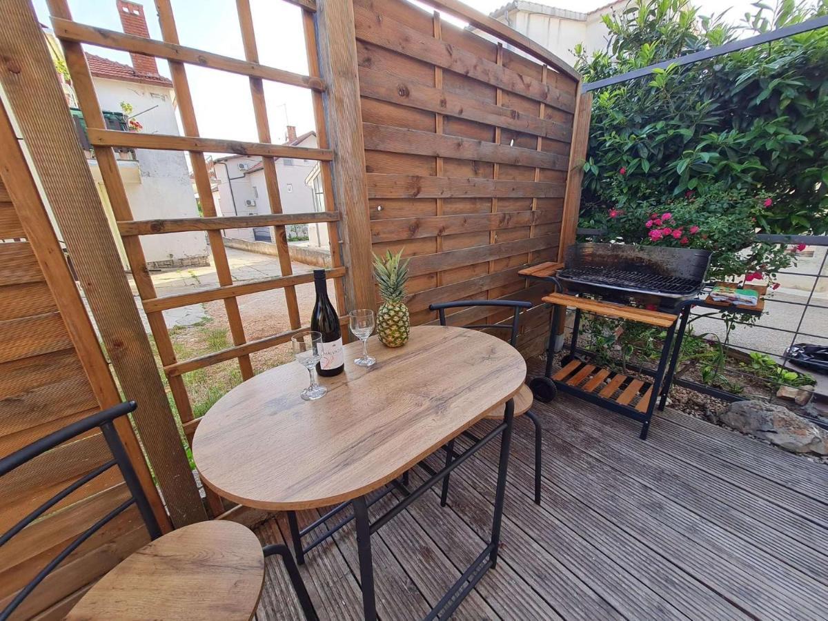 Apartmani Lovre I Zara Exterior foto
