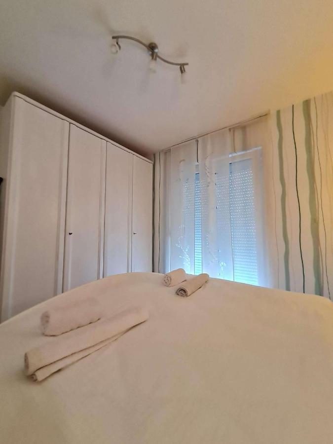 Apartmani Lovre I Zara Exterior foto