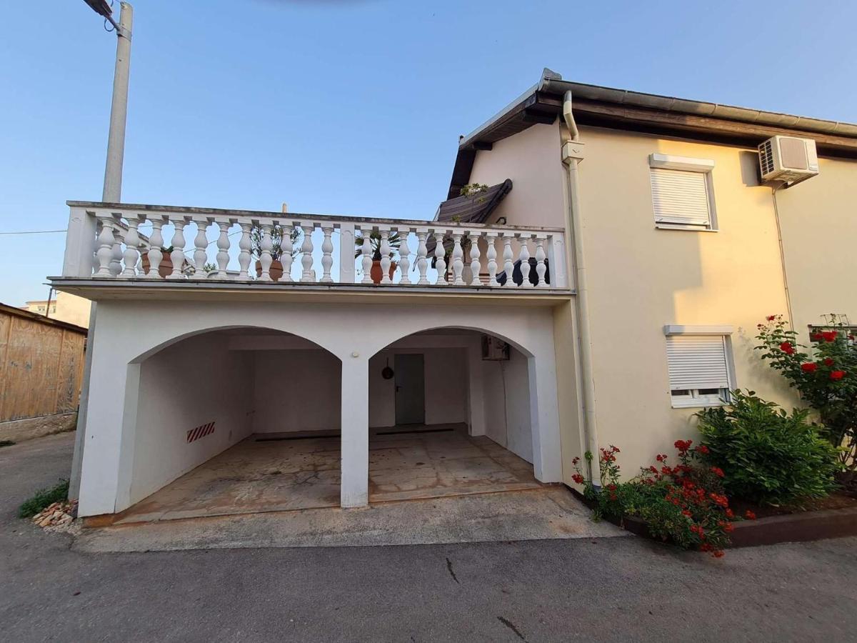 Apartmani Lovre I Zara Exterior foto