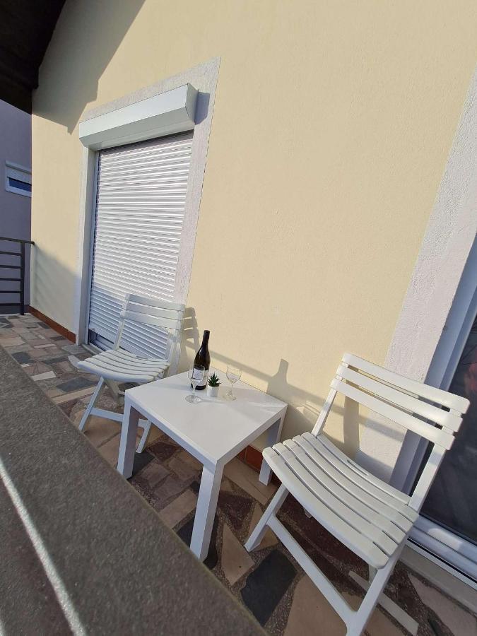 Apartmani Lovre I Zara Exterior foto