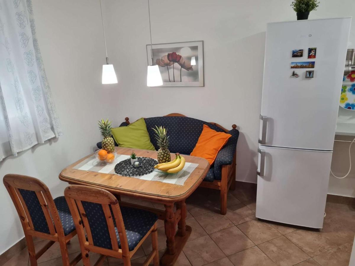 Apartmani Lovre I Zara Exterior foto